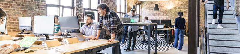 机构背书展示图，现代办公室或团队合影